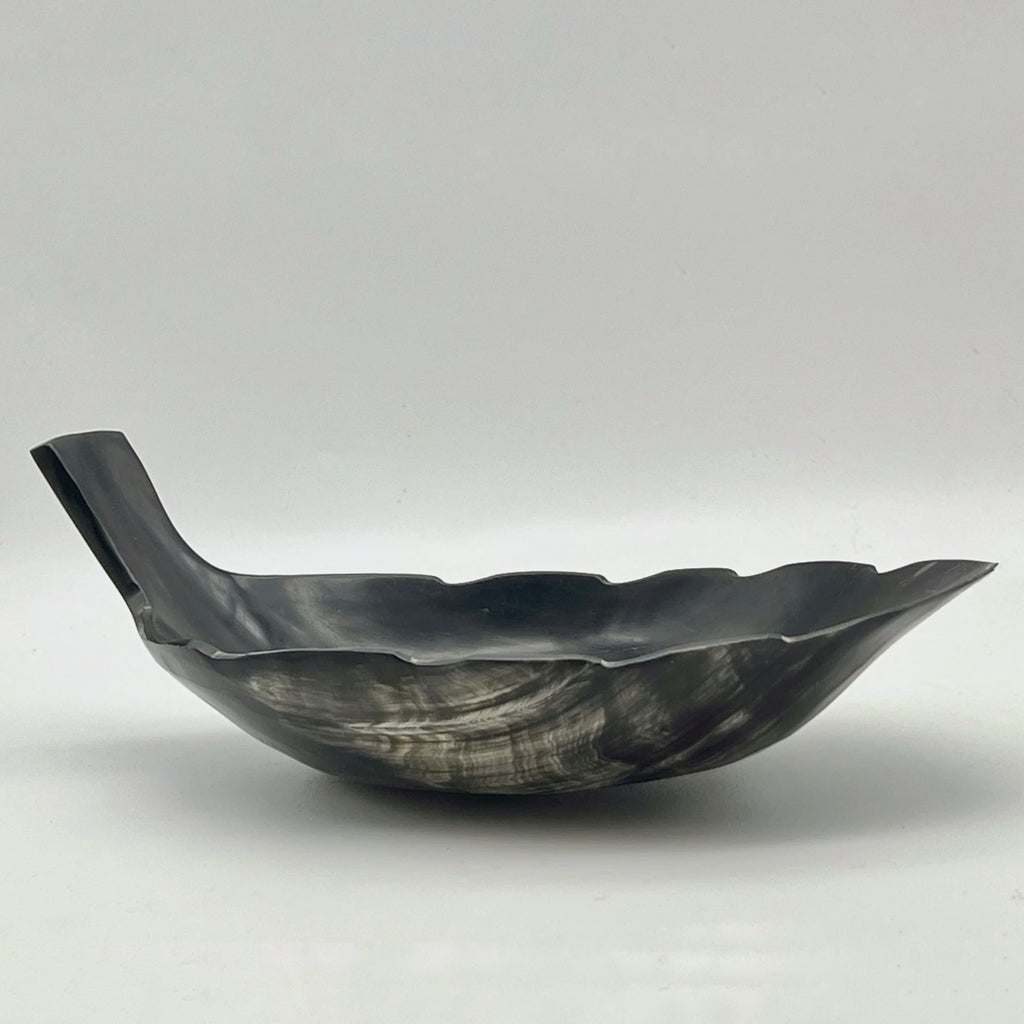 Gamelle noire en corne de zébu d'artisans malgaches