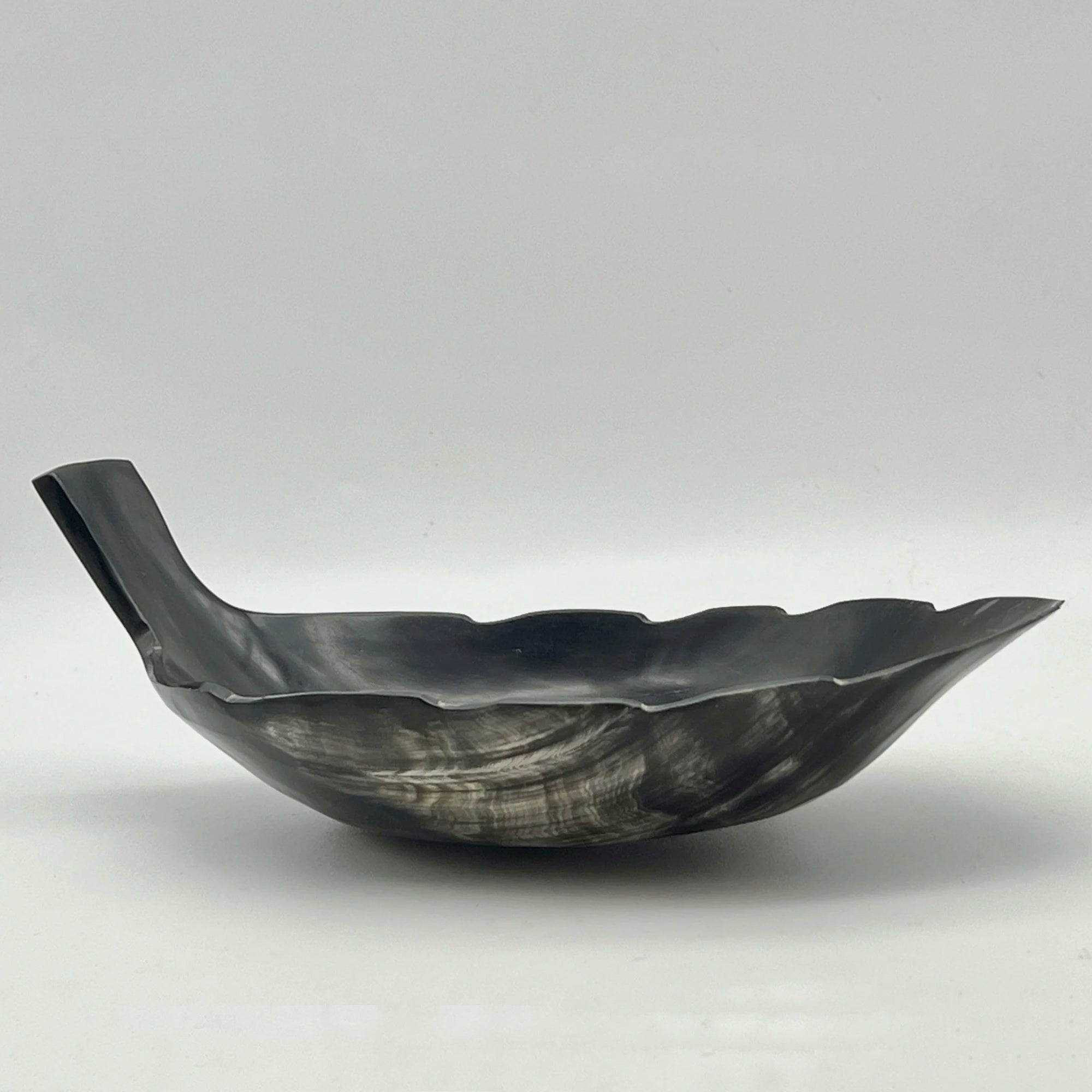 Gamelle noire en corne de zébu d'artisans malgaches